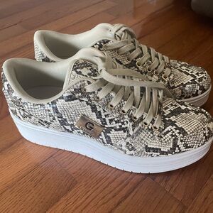 Guess shoes in great condition!!
